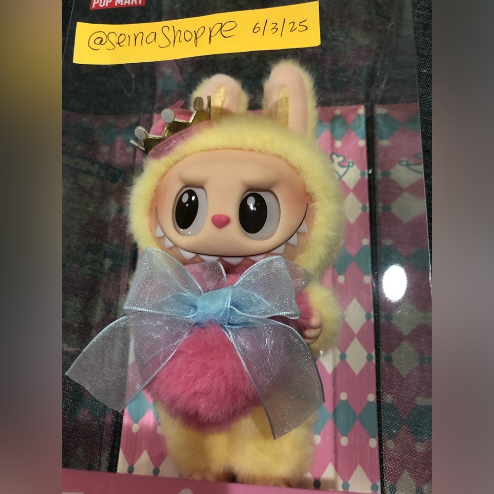 Labubu Let’s Checkmate QUEEN Vinyl Face Plush Pendant - Picture 8 of 11